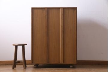 ヴィンテージ家具　イギリス家具　ERCOL(アーコール)　柔らかな雰囲気を醸し出す北欧スタイルのキャビネット(収納棚、サイドボード、戸棚、ビンテージ)
