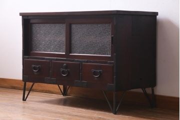 アンティーク家具　鉄脚付リメイク　前面ケヤキ材　漆塗り　ヴィンテージテイストなテレビ台(リビングボード、ローボード、戸棚、ビンテージ)