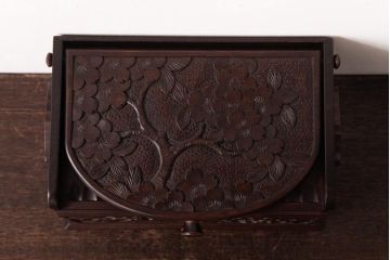 中古　軽井沢彫り　大阪屋家具店　桜の彫刻が美しい姫鏡台(卓上ドレッサー、メイクボックス)