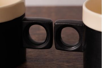 アンティーク雑貨　イギリスビンテージ　HORNSEA(ホーンジー)　EBONY(エボニー)　カップ&ソーサー3客セット(洋食器)(R-036417)