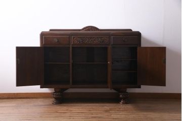 アンティーク家具　イギリスアンティーク　オーク材　格調高い佇まいが目を惹くキャビネット(収納棚、サイドボード)