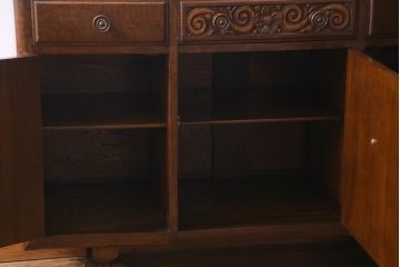 アンティーク家具　イギリスアンティーク　オーク材　格調高い佇まいが目を惹くキャビネット(収納棚、サイドボード)