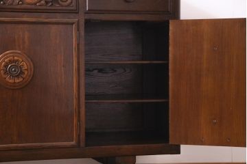 アンティーク家具　イギリスアンティーク　オーク材　格調高い佇まいが目を惹くキャビネット(収納棚、サイドボード)