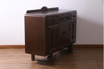 アンティーク家具　イギリスアンティーク　オーク材　格調高い佇まいが目を惹くキャビネット(収納棚、サイドボード)