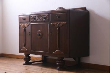 アンティーク家具　イギリスアンティーク　オーク材　格調高い佇まいが目を惹くキャビネット(収納棚、サイドボード)