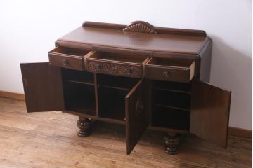 アンティーク家具　イギリスアンティーク　オーク材　格調高い佇まいが目を惹くキャビネット(収納棚、サイドボード)