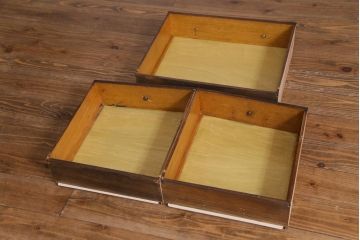 アンティーク家具　イギリスアンティーク　オーク材　格調高い佇まいが目を惹くキャビネット(収納棚、サイドボード)