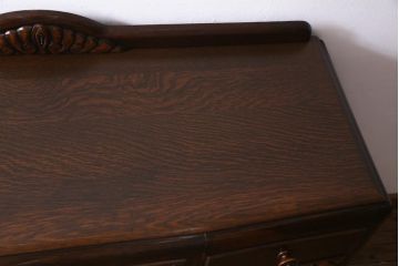 アンティーク家具　イギリスアンティーク　オーク材　格調高い佇まいが目を惹くキャビネット(収納棚、サイドボード)