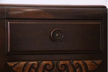 アンティーク家具　イギリスアンティーク　オーク材　格調高い佇まいが目を惹くキャビネット(収納棚、サイドボード)