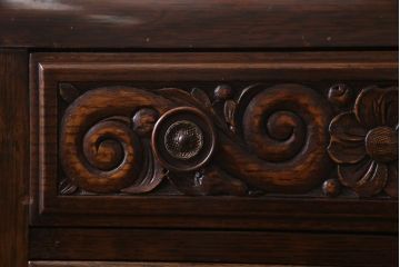 アンティーク家具　イギリスアンティーク　オーク材　格調高い佇まいが目を惹くキャビネット(収納棚、サイドボード)