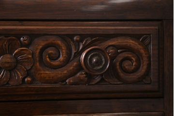 アンティーク家具　イギリスアンティーク　オーク材　格調高い佇まいが目を惹くキャビネット(収納棚、サイドボード)