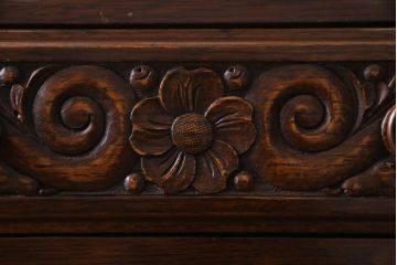 アンティーク家具　イギリスアンティーク　オーク材　格調高い佇まいが目を惹くキャビネット(収納棚、サイドボード)