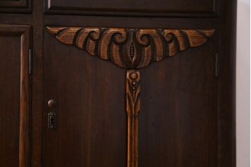 アンティーク家具　イギリスアンティーク　オーク材　格調高い佇まいが目を惹くキャビネット(収納棚、サイドボード)