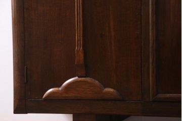 アンティーク家具　イギリスアンティーク　オーク材　格調高い佇まいが目を惹くキャビネット(収納棚、サイドボード)