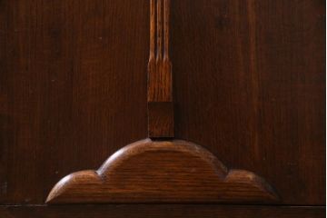 アンティーク家具　イギリスアンティーク　オーク材　格調高い佇まいが目を惹くキャビネット(収納棚、サイドボード)