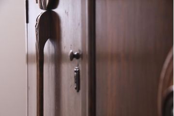 アンティーク家具　イギリスアンティーク　オーク材　格調高い佇まいが目を惹くキャビネット(収納棚、サイドボード)