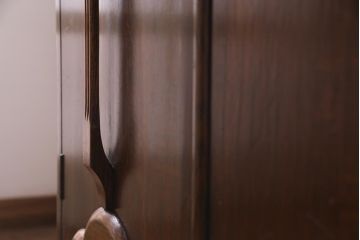 アンティーク家具　イギリスアンティーク　オーク材　格調高い佇まいが目を惹くキャビネット(収納棚、サイドボード)