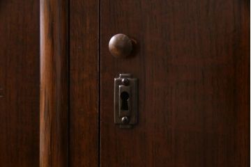 アンティーク家具　イギリスアンティーク　オーク材　格調高い佇まいが目を惹くキャビネット(収納棚、サイドボード)