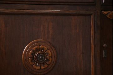アンティーク家具　イギリスアンティーク　オーク材　格調高い佇まいが目を惹くキャビネット(収納棚、サイドボード)