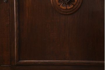 アンティーク家具　イギリスアンティーク　オーク材　格調高い佇まいが目を惹くキャビネット(収納棚、サイドボード)