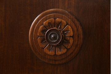 アンティーク家具　イギリスアンティーク　オーク材　格調高い佇まいが目を惹くキャビネット(収納棚、サイドボード)