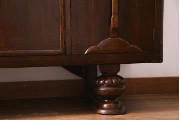 アンティーク家具　イギリスアンティーク　オーク材　格調高い佇まいが目を惹くキャビネット(収納棚、サイドボード)