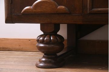 アンティーク家具　イギリスアンティーク　オーク材　格調高い佇まいが目を惹くキャビネット(収納棚、サイドボード)