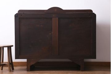 アンティーク家具　イギリスアンティーク　オーク材　格調高い佇まいが目を惹くキャビネット(収納棚、サイドボード)