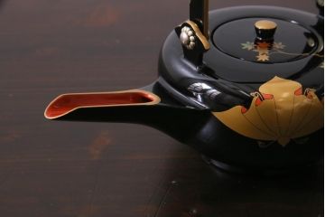 中古　伝統工芸　輪島塗　共箱付き　草花蒔絵　螺鈿　漆器　優雅で気品あふれる屠蘇器(とそき)(定価約70万円)