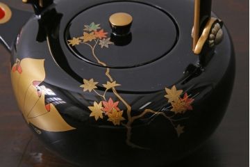 中古　伝統工芸　輪島塗　共箱付き　草花蒔絵　螺鈿　漆器　優雅で気品あふれる屠蘇器(とそき)(定価約70万円)