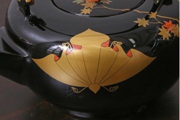 中古　伝統工芸　輪島塗　共箱付き　草花蒔絵　螺鈿　漆器　優雅で気品あふれる屠蘇器(とそき)(定価約70万円)