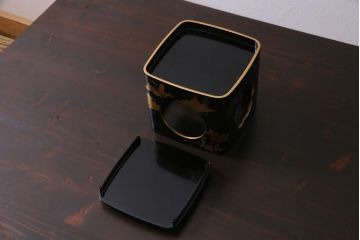 中古　伝統工芸　輪島塗　共箱付き　草花蒔絵　螺鈿　漆器　優雅で気品あふれる屠蘇器(とそき)(定価約70万円)