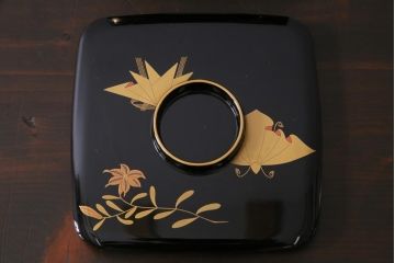 中古　伝統工芸　輪島塗　共箱付き　草花蒔絵　螺鈿　漆器　優雅で気品あふれる屠蘇器(とそき)(定価約70万円)
