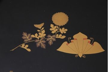 中古　伝統工芸　輪島塗　共箱付き　草花蒔絵　螺鈿　漆器　優雅で気品あふれる屠蘇器(とそき)(定価約70万円)