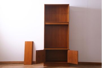 北欧ビンテージ　ヴィンテージ家具　G-PLAN(ジープラン)　チーク材　魅せる収納にぴったりな縦型のキャビネット(収納棚、戸棚)