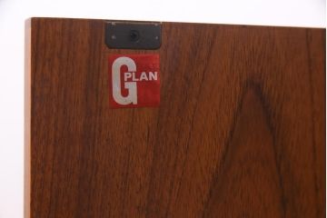 北欧ビンテージ　ヴィンテージ家具　G-PLAN(ジープラン)　チーク材　魅せる収納にぴったりな縦型のキャビネット(収納棚、戸棚)