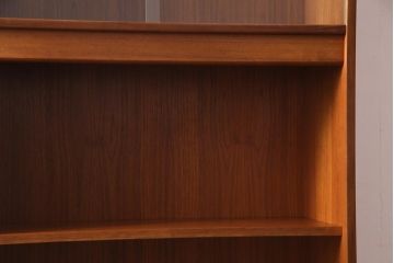 北欧ビンテージ　ヴィンテージ家具　G-PLAN(ジープラン)　チーク材　魅せる収納にぴったりな縦型のキャビネット(収納棚、戸棚)