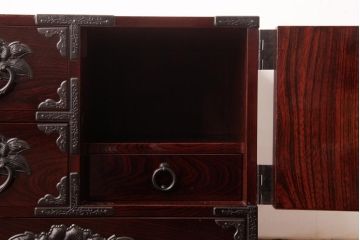 中古　伝統民芸　仙台箪笥　漆塗りの欅と黒金具が迫力ある小箪笥(収納棚、引き出し)