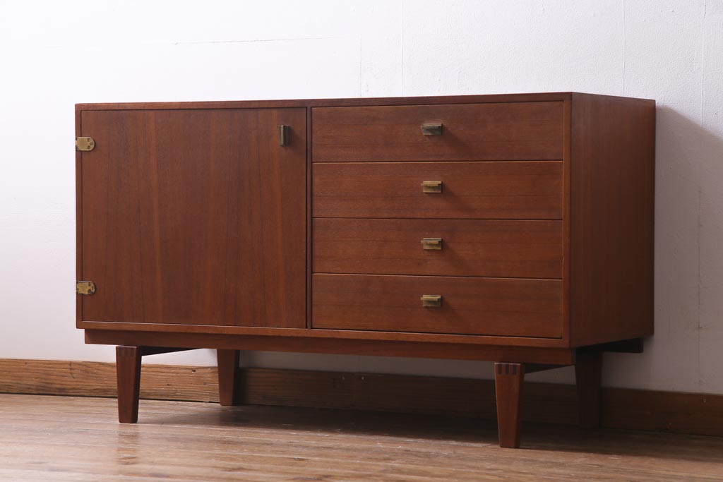 北欧ヴィンテージ家具　デンマーク製　Peter Lovig Nielsen　金具がアクセントのサイドボード(リビングボード、収納棚、ビンテージ)