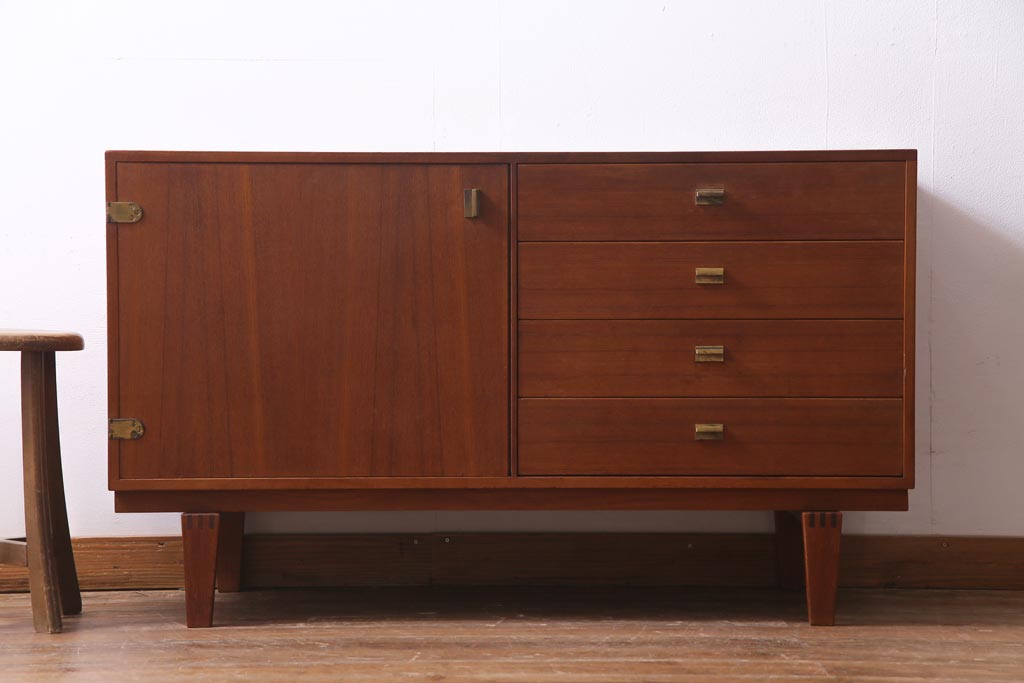 北欧ヴィンテージ家具　デンマーク製　Peter Lovig Nielsen　金具がアクセントのサイドボード(リビングボード、収納棚、ビンテージ)