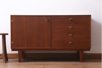 北欧ヴィンテージ家具　デンマーク製　Peter Lovig Nielsen　金具がアクセントのサイドボード(リビングボード、収納棚、ビンテージ)