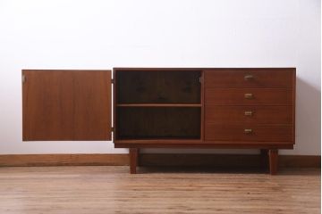 北欧ヴィンテージ家具　デンマーク製　Peter Lovig Nielsen　金具がアクセントのサイドボード(リビングボード、収納棚、ビンテージ)