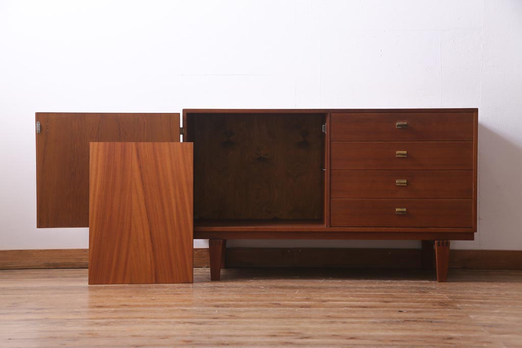 北欧ヴィンテージ家具　デンマーク製　Peter Lovig Nielsen　金具がアクセントのサイドボード(リビングボード、収納棚、ビンテージ)