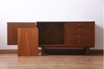 北欧ヴィンテージ家具　デンマーク製　Peter Lovig Nielsen　金具がアクセントのサイドボード(リビングボード、収納棚、ビンテージ)