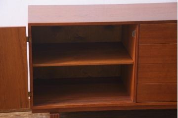 北欧ヴィンテージ家具　デンマーク製　Peter Lovig Nielsen　金具がアクセントのサイドボード(リビングボード、収納棚、ビンテージ)