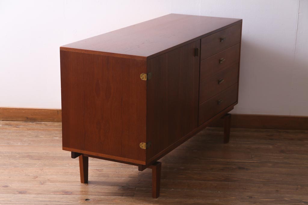 北欧ヴィンテージ家具　デンマーク製　Peter Lovig Nielsen　金具がアクセントのサイドボード(リビングボード、収納棚、ビンテージ)
