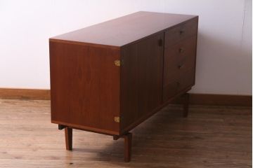 北欧ヴィンテージ家具　デンマーク製　Peter Lovig Nielsen　金具がアクセントのサイドボード(リビングボード、収納棚、ビンテージ)