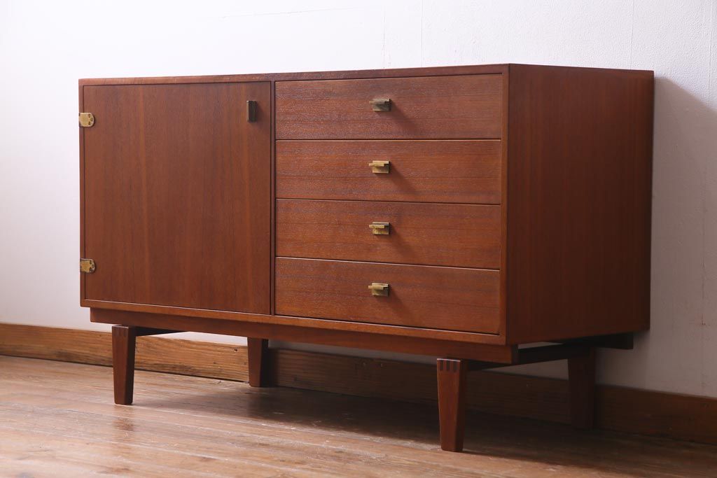 北欧ヴィンテージ家具　デンマーク製　Peter Lovig Nielsen　金具がアクセントのサイドボード(リビングボード、収納棚、ビンテージ)