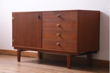 北欧ヴィンテージ家具　デンマーク製　Peter Lovig Nielsen　金具がアクセントのサイドボード(リビングボード、収納棚、ビンテージ)