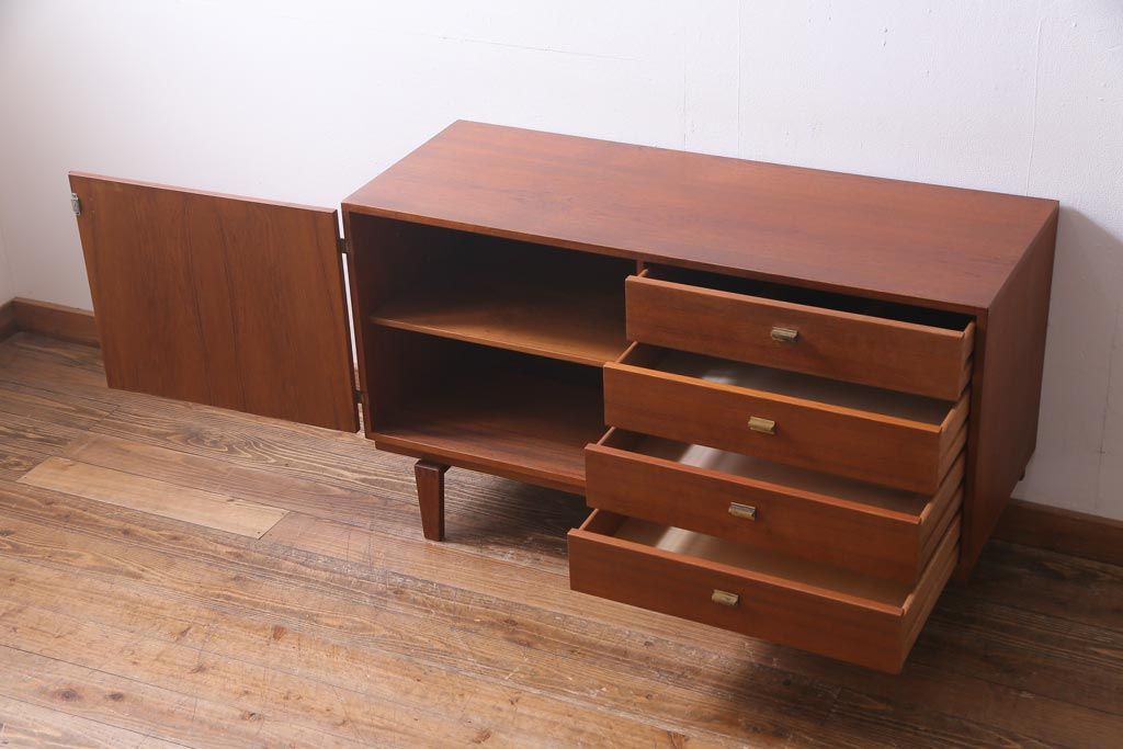 北欧ヴィンテージ家具　デンマーク製　Peter Lovig Nielsen　金具がアクセントのサイドボード(リビングボード、収納棚、ビンテージ)